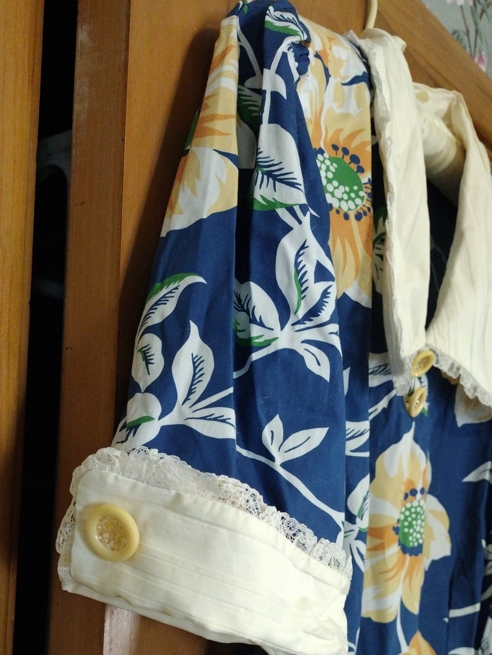 Navy Floral Vintage-Style Dress with Cream Collar - Picture 4 of 8